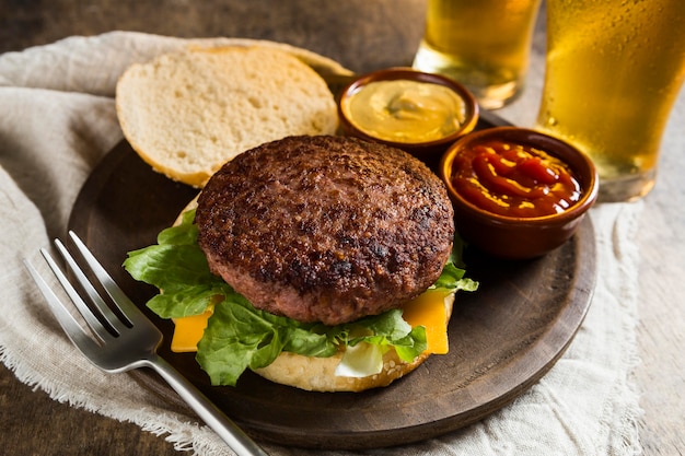 Zdjęcie pyszny hamburger z szklankami piwa i keczupem