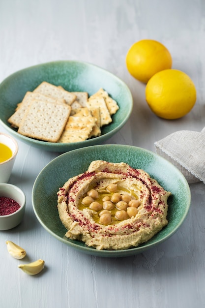 Pyszny hummus i krakersy pod dużym kątem