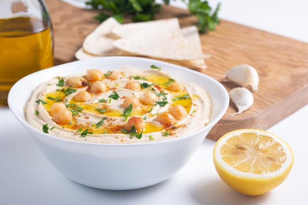 Pyszny Hummus Z Oliwą Z Ciecierzycy, Cytryną I Chlebem Pita Koncepcja Wegetariańskiego Jedzenia