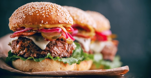 Pyszny i soczysty domowy burger w stylu rustykalnym z dużym kotletem wołowiny