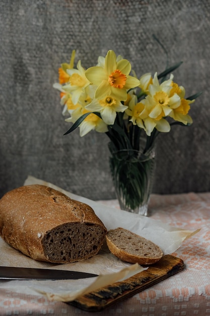 Pyszny i zdrowy domowy chleb pełnoziarnisty z miodem