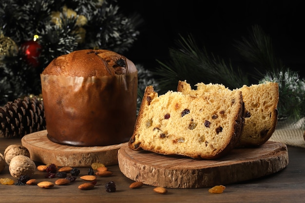 Pyszny Kawałek Panettone Z Kandyzowanymi Owocami.