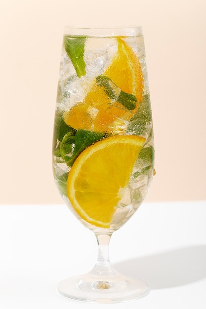 Pyszny koktajl caipirinha z miętą