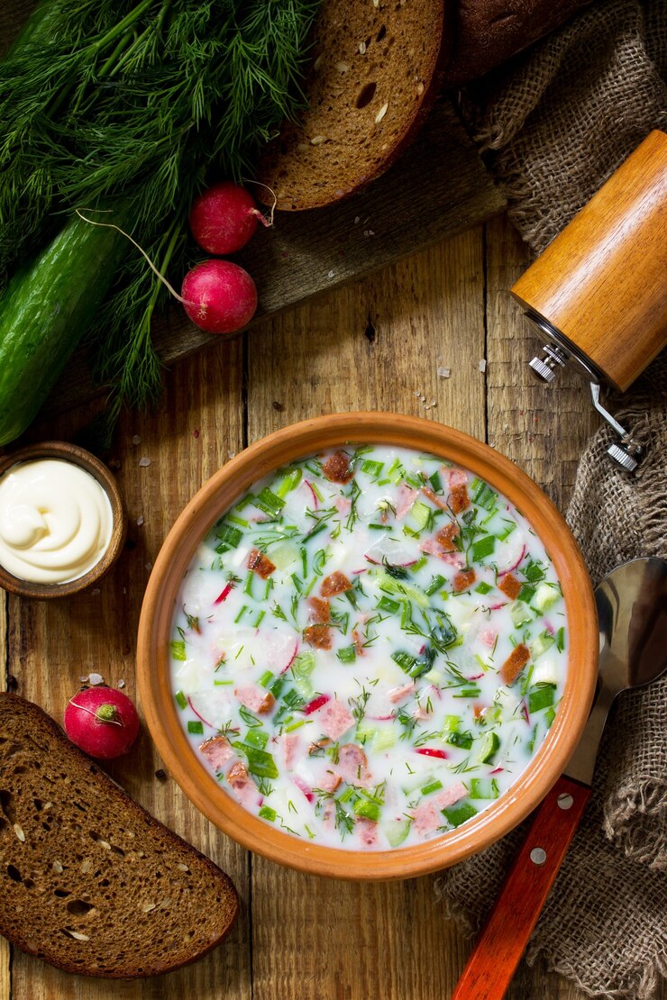 Pyszny letni lunch Wiosenny jogurt zimny zupa świeże warzywa i kefir Widok z góry