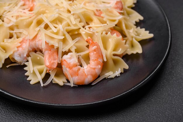 Pyszny makaron farfalle z krewetkami langoustine z kremowym sosem