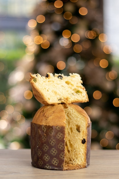 Pyszny Pokrojony świąteczny Panettone Na Stole Z Rozmytym Tłem