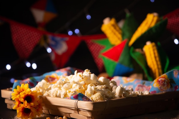 Pyszny popcorn w drewnianym pudełku z dekoracją imprezową Brazylijska Festa Junina Selective focus