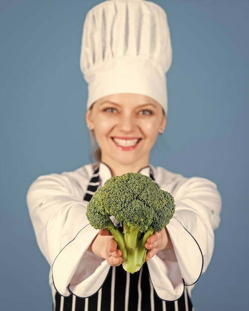 Pyszny przepis na domowe jedzenie jak gotować brokuły Świeże smaczne brokuły Koncepcja organicznych warzyw Zakupy kraft Zdrowa dieta i wegańska dieta oraz zdrowy styl życia