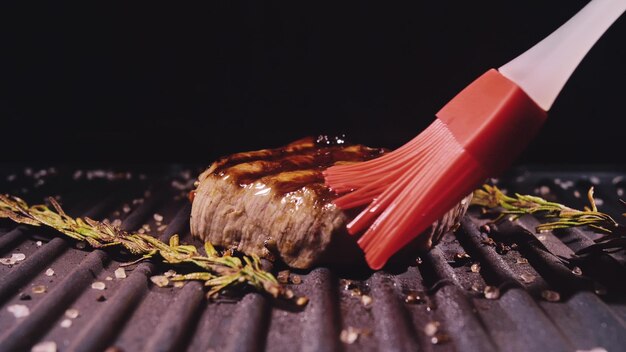 Pyszny, soczysty stek mięsny Gotowanie na grillu Najwyższej jakości pieczeń wołowa Pieczeń elektryczna Rozmaryn Pieprz czarny Sól Silikonowa szczotka do gotowania