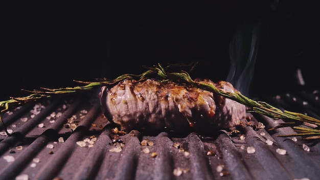 Pyszny, soczysty stek mięsny gotowany na grillu Dojrzała, rzadka pieczona polędwica z grilla świeża wołowina