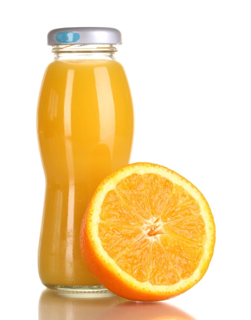 Pyszny sok pomarańczowy w butelce i pomarańcza obok niego odizolowana na białym