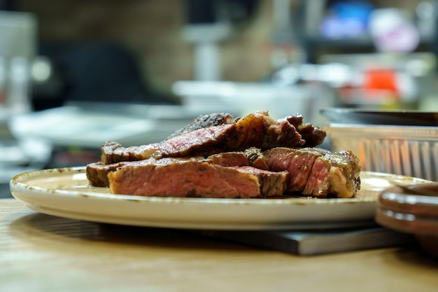 Pyszny stek wołowy Gotowane mięso na drewnianej desce kuchennej Płytka głębokość pola