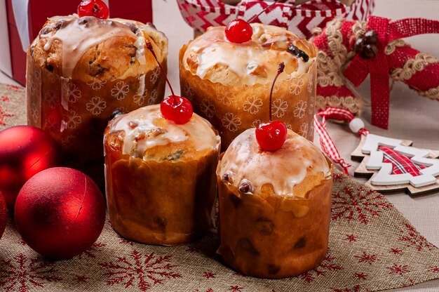 Pyszny świąteczny deser, domowe mini panettone z owocami, orzechami