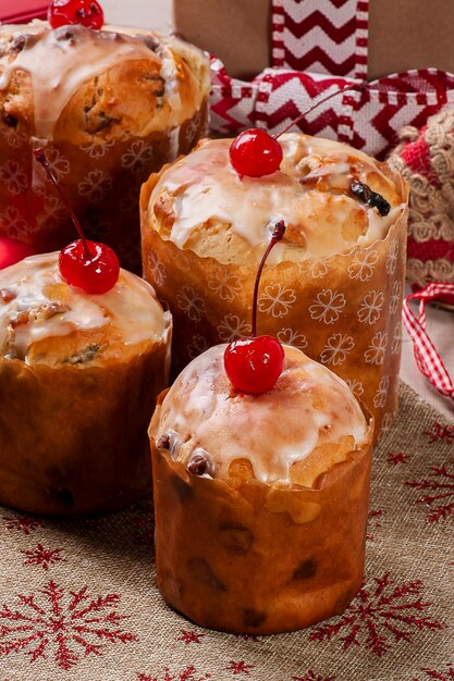 Zdjęcie pyszny świąteczny deser, domowe mini panettone z owocami, orzechami