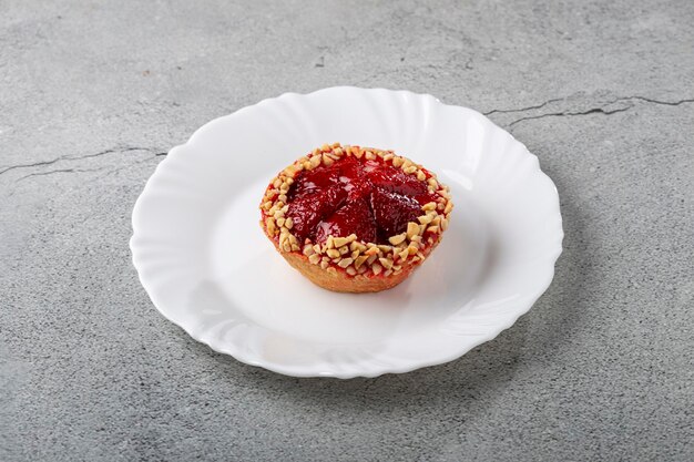 Pyszny tartlet truskawkowy na stole