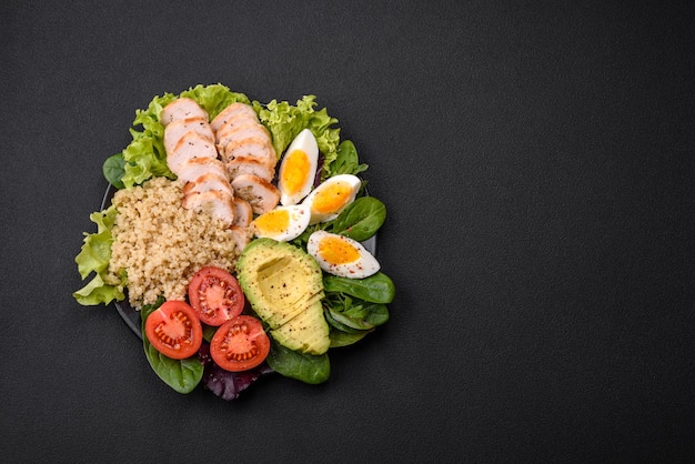 Pyszny zdrowy lunch składający się z jajek quinoa z kurczaka z awokado i pomidorów