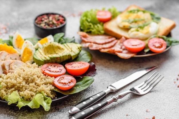 Zdjęcie pyszny zdrowy lunch składający się z jajek quinoa z kurczaka z awokado i pomidorów