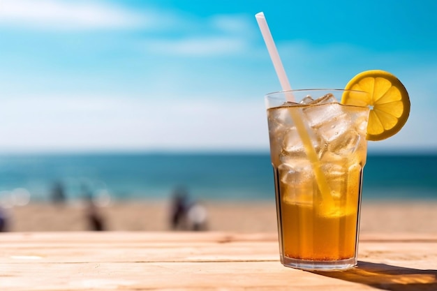 Pyszny zimny napój z lodem i kawałkiem cytryny na zatłoczonej plaży w gorący letni dzień