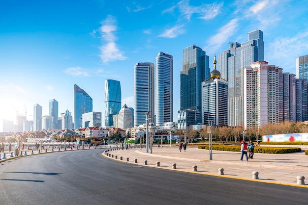 Qingdao centrum miasta budynku krajobraz i drogowy bruk