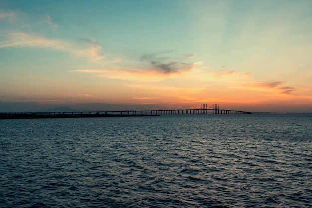 Qingdao Jiaozhou Bay Bridge i zachód słońca o zmierzchu