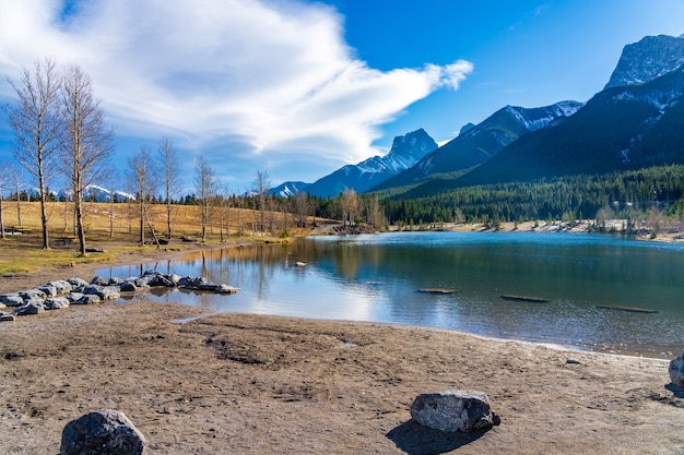 Quarry Lake Park Nad Jeziorem Późną Jesienią