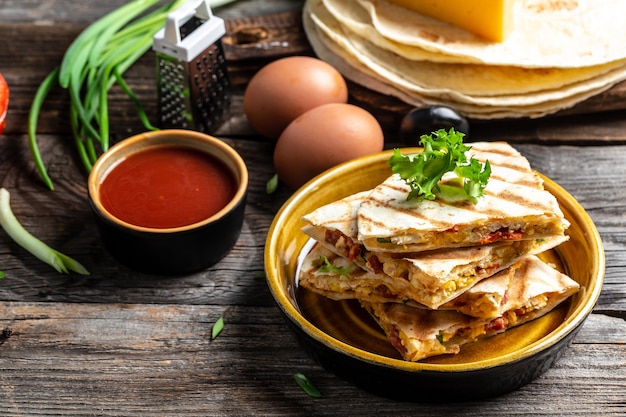 Quesadilla z jajecznicą, warzywami, szynką i serem