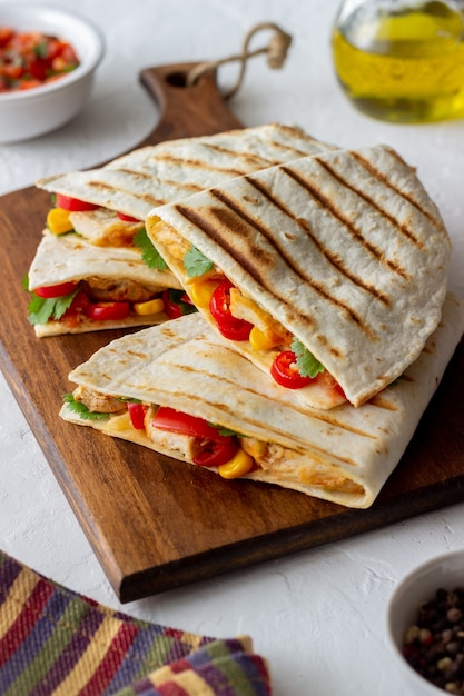 Quesadilla z kurczakiem, pomidorami, kukurydzą, serem i chilli. Meksykańskie jedzenie. Fast food.