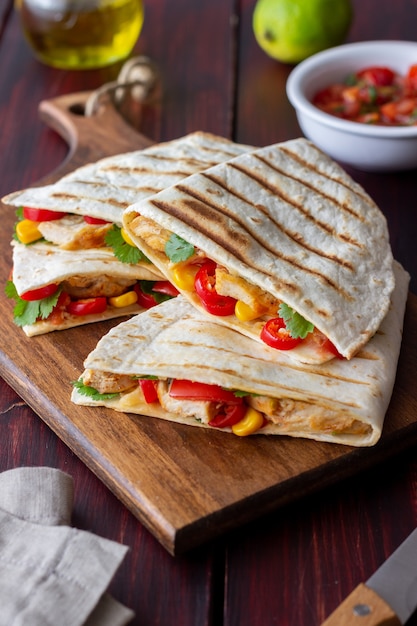 Quesadilla z kurczakiem, pomidorami, kukurydzą, serem i chilli. Meksykańskie jedzenie. Fast food.