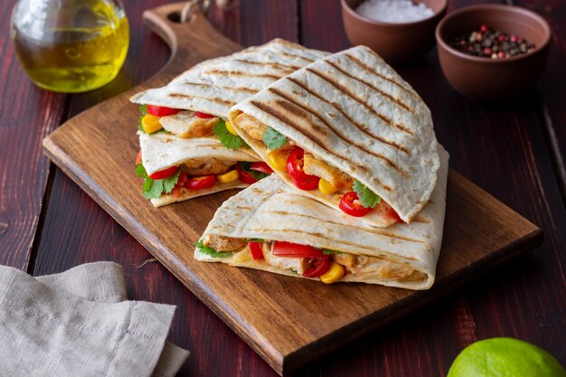 Quesadilla z kurczakiem, pomidorami, kukurydzą, serem i chilli. Meksykańskie jedzenie. Fast food.