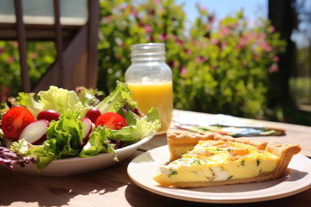 Quiche i sałatka w jasny słoneczny dzień