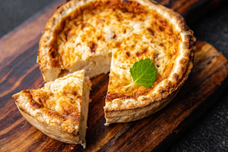 Zdjęcie quiche pikantny placek rybny farsz owoce morza zdrowy posiłek żywnościowy przekąska na stole kopia przestrzeń food