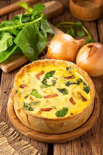 Quiche szpinakowe z cebulą i boczkiem