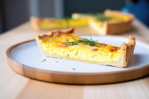 Quiche z plamami złotego sera widziane z boku