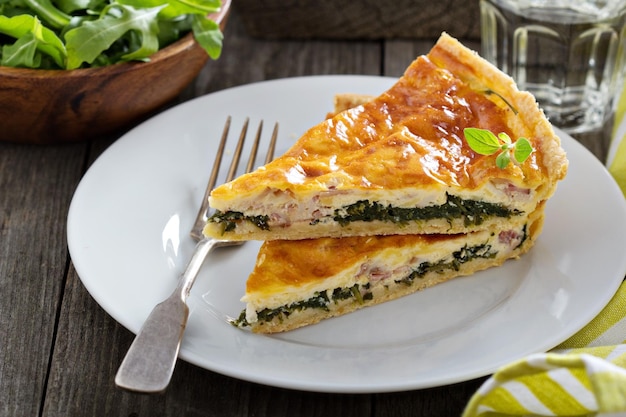 Quiche z rukolą i boczkiem