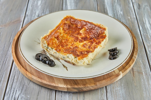 Quiche z serem gotowanym w lekkim groszku Francuska kuchnia dla smakoszy