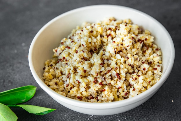 quinoa bulgur owsianka mieszanka zbóż świeży zdrowy posiłek jedzenie przekąska dieta na stole kopia przestrzeń jedzenie