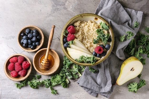 Quinoa porrige z jarmużem