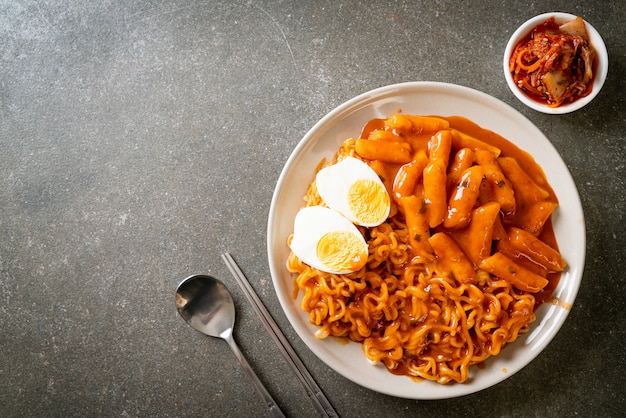 Rabokki (Ramen lub koreański makaron instant i Tteokbokki) w pikantnym koreańskim sosie - koreański styl jedzenia