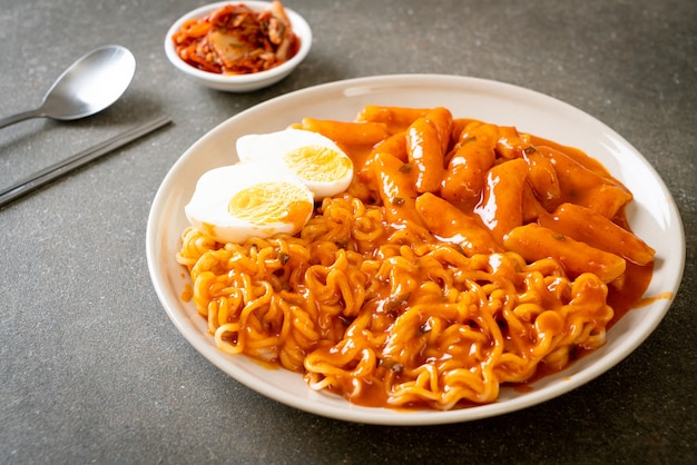 Rabokki (Ramen lub koreański makaron instant i Tteokbokki) w pikantnym koreańskim sosie - po koreańsku