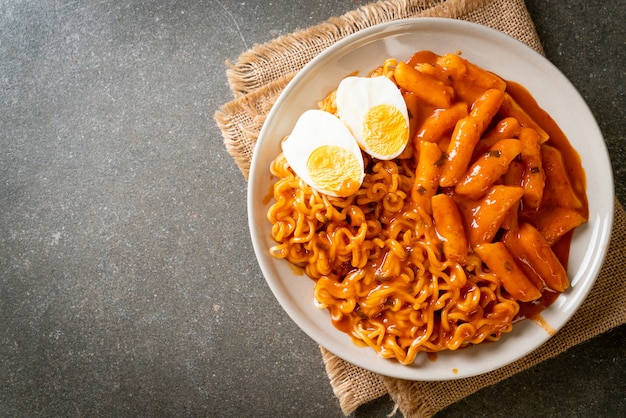 Rabokki (Ramen lub koreański makaron instant i Tteokbokki) w pikantnym koreańskim sosie - po koreańsku