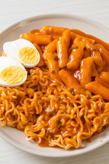 Rabokki (ramen Lub Koreański Makaron Instant I Tteokbokki) W Pikantnym Koreańskim Sosie