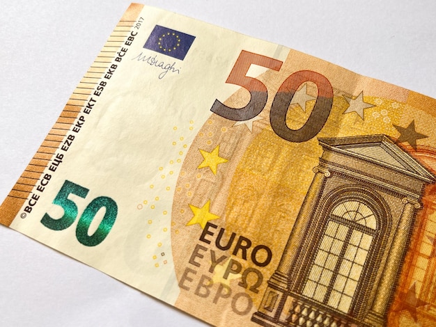 Rachunek 50 euro w zbliżeniu na białym tle odizolowane. Waluta europejska