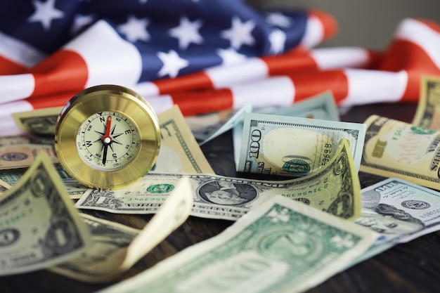 Rachunek pieniężny ze złotymi kulami kompasu i łuskami nabojów jako koncepcja wojskowa Zbliżenie waluty amerykańskiej i kompasu pomysł finansowy na biznes symbol koncepcji kryzysu inflacji