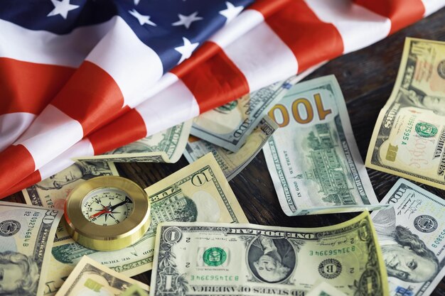 Zdjęcie rachunek pieniężny ze złotymi kulami kompasu i łuskami nabojów jako koncepcja wojskowa zbliżenie waluty amerykańskiej i kompasu pomysł finansowy na biznes symbol koncepcji kryzysu inflacji