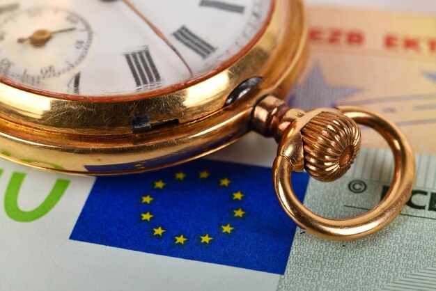 Zdjęcie rachunki euro i zegarek kieszonkowy