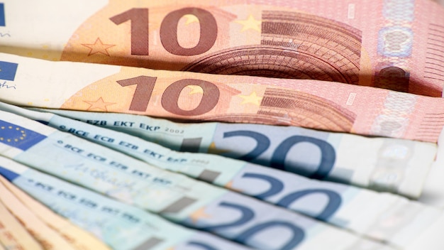 Zdjęcie rachunki euro o różnych wartościach. euro rachunek dziesięciu i dwudziestu. pieniądze banknotów pieniądze tło. dobre zarobki. wydanie wynagrodzenia. procent kredytu