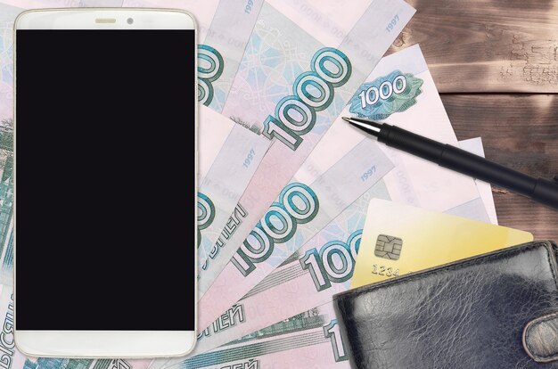 Rachunki za 1000 rubli rosyjskich, smartfon z torebką i kartą kredytową