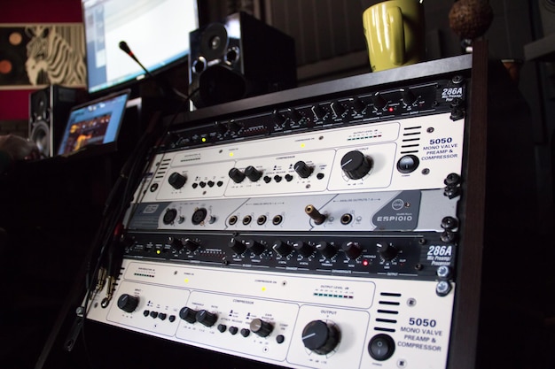 Rack kompresorów audio w studiu nagraniowym
