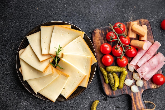 Zdjęcie raclette ser mączka zakąska żywnościowego posiłek żywnościowego przekąska na stole kopia przestrzeń żywnościowego tło rustykalny