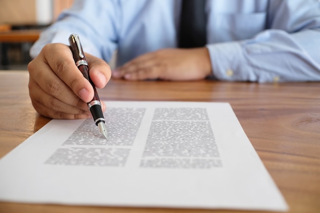 Zdjęcie radca prawny przedstawia klientowi podpisaną umowę z prawem międzynarodowym i prawem